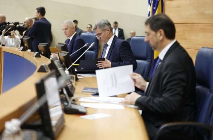 Zastupnici usvojili ukidanje akciza na gorivo: "Trojkin" programski partner SNSD jedini bio protiv