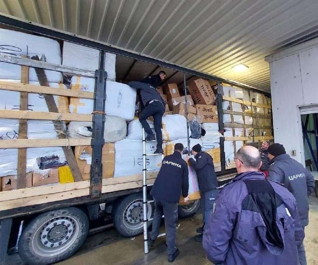 Na granici: Vozač kamiona “zaboravio” prijavit preko dvije tone razne robe ”Nike”, ”Diesel”