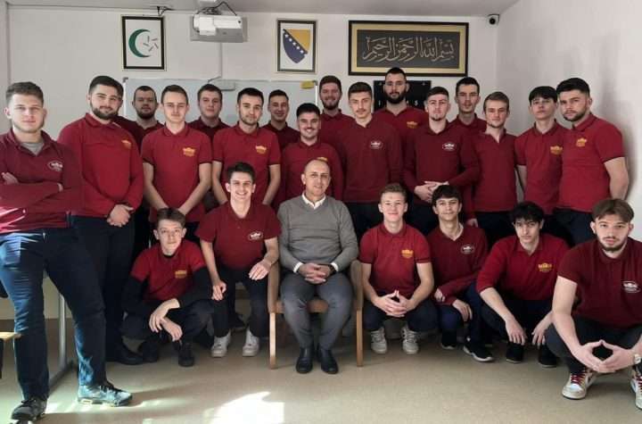 Učenici Elči Ibrahim-pašine medrese u Travniku svom razredniku uplatili putovanje na Umru