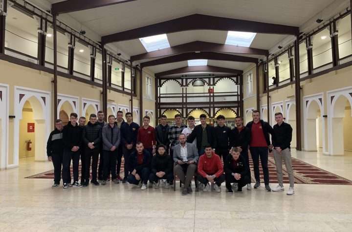 Još jedno odjeljenje učenika travničke Medrese poklonili Umru razredniku i doveli ga do suza