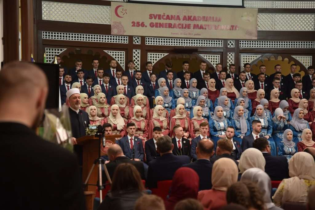 U Elči Ibrahim-pašinoj medresi održana Svečana akademija i defile 256. generacije maturanata