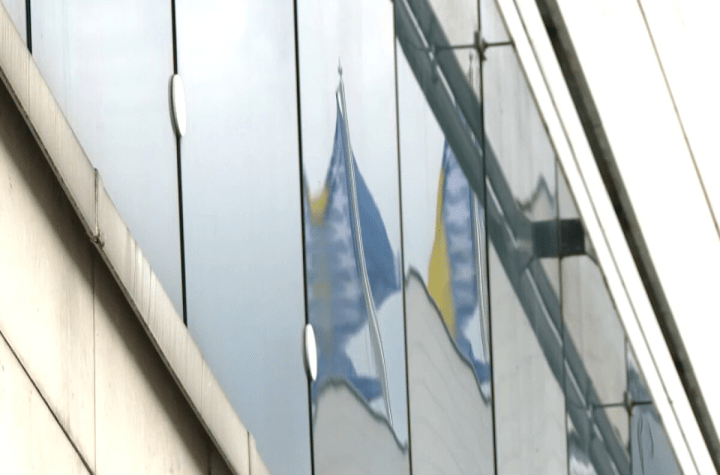Skoro pa nemoguće dobiti posao u državnim institucijama bez političke “pomoći”