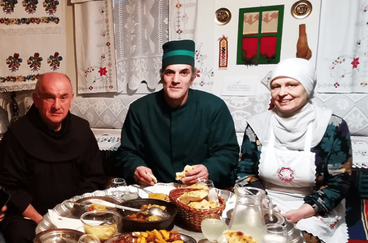 Fra Mirko Majdandžić pucnjem iz topa označio kraj posta pa iftario s vjernicima u Vukeljićima