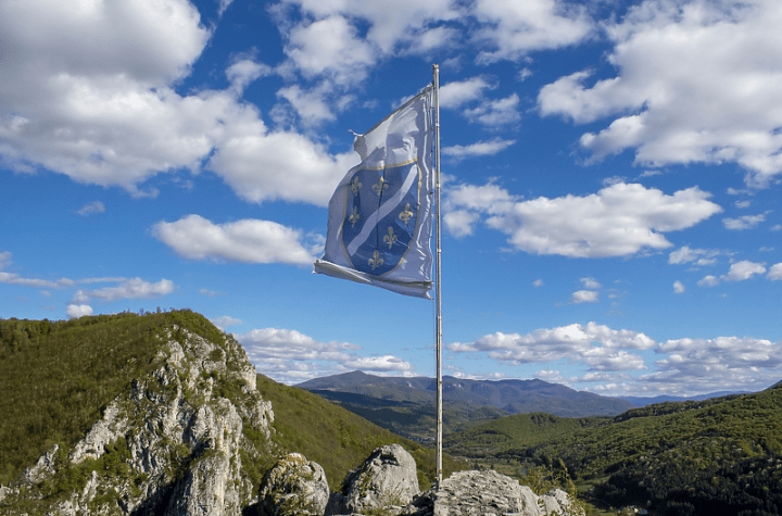 Na današnji dan 1992. godine usvojena prva zastava i grb Republike Bosne i Hercegovine
