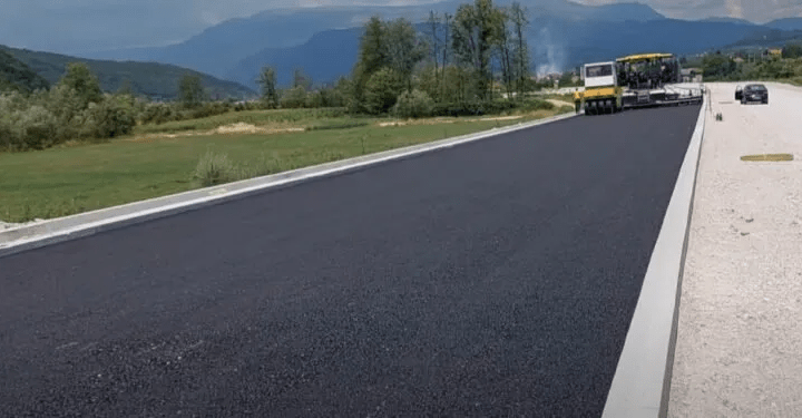 Napreduje izgradnja dionice Lašva-Nević Polje: Počelo asfaltiranje brze ceste
