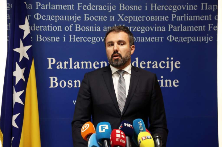 Igor Stojanović podnio inicijativu da Schimdt insistira na uklanjanju spomen-ploče Mladiću na Vracama
